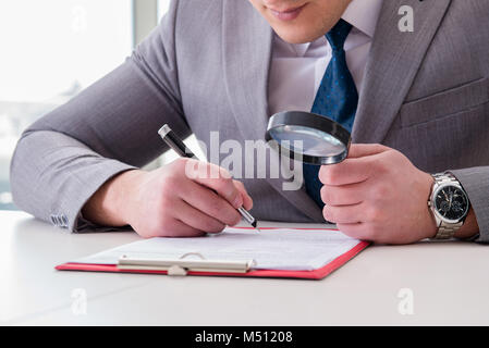 Der Mensch auf der Suche nach Fehler und Irrtümer im Bericht Stockfoto