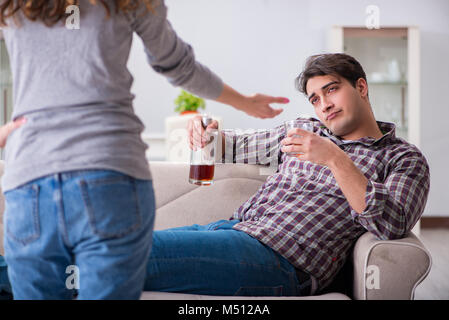 Alkoholproblem betrunkenen Mann Mann in einer jungen Familie Konzept Stockfoto