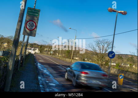 Beschleunigung Auto übergibt einen 50-km/h-tempolimit Anmelden Dunmanway, County Cork, Irland. Die Geschwindigkeit, die Sicherheit im Straßenverkehr. Stockfoto