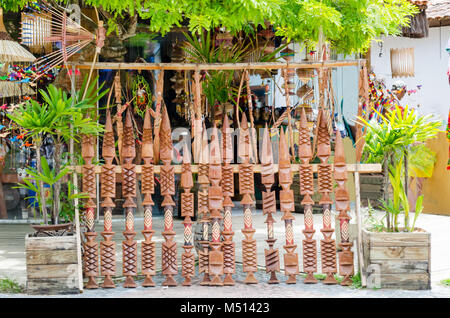 Brasilianischen indigenen Deko Waffen in einem Handwerk Messe in Bahia in Brasilien verkauft. Pataxó Spears. Stockfoto
