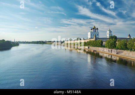 Alte Pskow Kreml am Fluß Velikaya Stockfoto