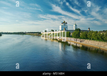 Alte Pskow Kreml am Fluß Velikaya Stockfoto