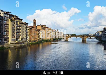 Blick von der Ponte Vecchio in Florenz in Italien. Stockfoto