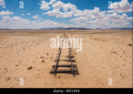 Verlassene Gleise in der Wüste, Namibia Stockfoto