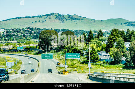 Anzeigen von Sonoma Napa vally Landschaft aus dem Auto auf der Autobahn Stockfoto