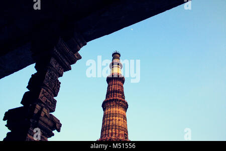 Architektur an der Siegessäule Qutab Minar, New Delhi, Indien, eines der Weltkulturerbe der UNESCO. Stockfoto