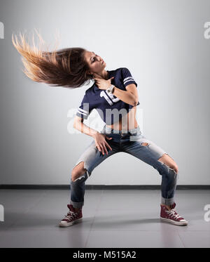 Moderne junge schöne Tänzerin auf ein Studio Hintergrund posiert Stockfoto