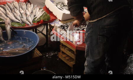 Ein Fischgeschäft in einem Street Market in Istanbul zerkleinern und Reinigung Fisch. Stockfoto