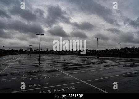 TOP VON MULTY PARKHAUS CARMATHEN TWON CEMTAT AUF EINEM NASSEN bewölkter Tag Stockfoto