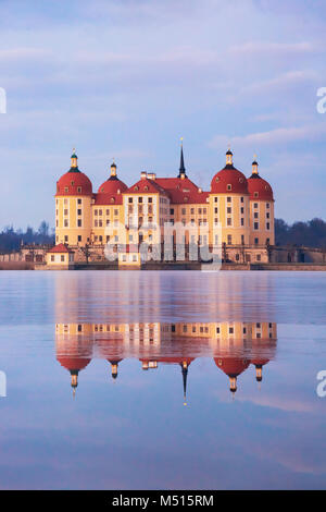 Schloss Moritzburg nach Sonnenaufgang im Winter, Deutschland Stockfoto