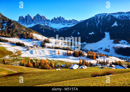 Panoramablick auf das Dorf St. Maddalena, Dolomiten, Italien Stockfoto