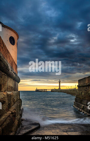 Rising Tide in der Morgendämmerung in der berühmten Stadt Whitby an der nordöstlichen Küste von England Stockfoto