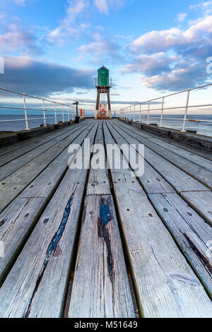 Der Norden oder Steuerbord Pier in Whitby, an der Ostküste von Yorkshire, England Stockfoto