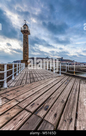 Der Leuchtturm auf der Whitby, North Pier, an der nordöstlichen Küste von Yorkshire, England Stockfoto