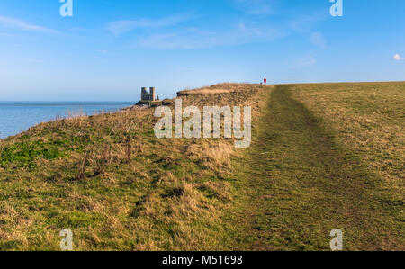 Weg entlang der Gras bedeckte Küste Klippen von Reuclver Country Park in der Nähe von Reculver Towers, in Kent, Großbritannien Stockfoto