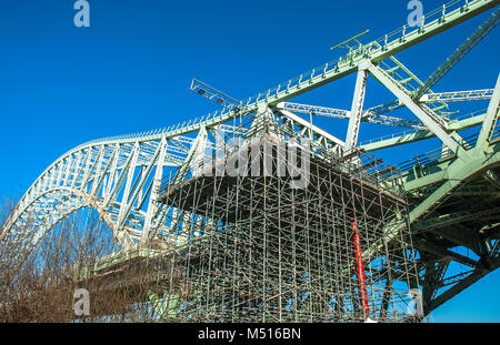 Silver Jubilee Bridge, Bridge' oder 'Runcorn-Widnes Runcorn Bridge im strukturellen Arbeit in 2010, Cheshire, UK. Stockfoto