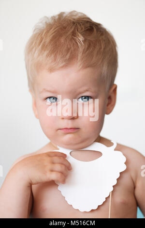 Baby Boy mit weißen Santa Claus fake Bart Stockfoto