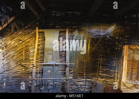 Alten Webstuhl in einer alten Longhouse Stockfoto