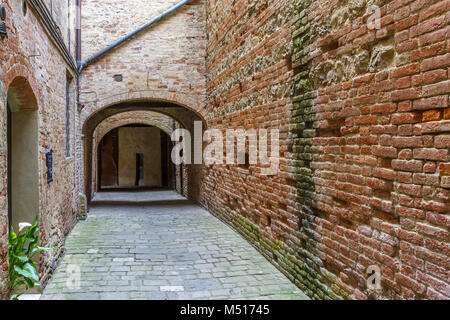 Gasse mit gemauerten Wänden in einem alten Dorf Stockfoto