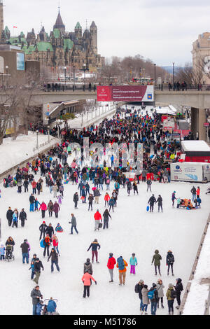 Jedes Jahr als der Rideau Canal in Ottawa, Kanada friert, Tausende von Einheimischen und Touristen die Schlittschuhe Schnüren auf der weltweit größten Eislaufbahn Schlittschuhlaufen Stockfoto