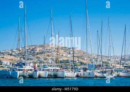 Schöne Aussicht auf die Stadt Parikia auf der Insel Paros, Griechenland, Kykladen Inseln. Es gibt die weißen Häuser und Boote im alten Hafen. Stockfoto