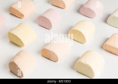 Farbige Stücke von Marshmallow auf der Produktionslinie. Nützlich für Essen Hintergrund Präsentation. Stockfoto