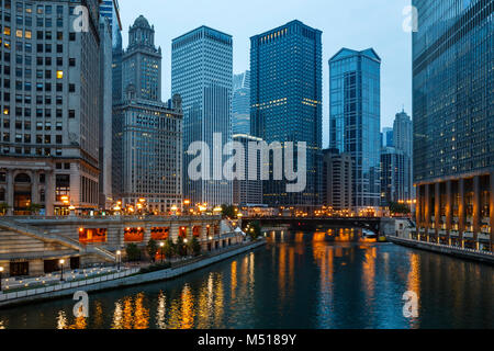 Gebäude und Chicago, Fluß, Chicago, Illinois, USA Stockfoto