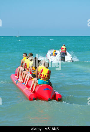 Sochi, Russland - 24. Juni 2014, die ein Rest in das offene Meer auf einem aufblasbaren Floß Stockfoto