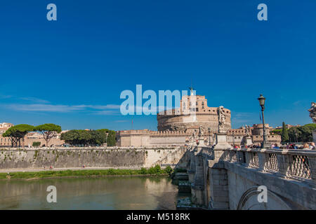 Rom, Italien, 24. SEPTEMBER 2016: Nicht identifizierte Personen in Sant Angelo Brücke in Rom, Italien. Es ist Brücke über den Tiber, in 134 AD abgeschlossen von Roman Stockfoto