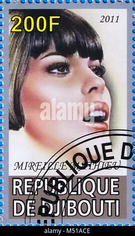 Dschibuti - ca. 2011: eine Briefmarke in der Republik Dschibuti, Mireille Mathieu, circa 2011 gedruckt Stockfoto