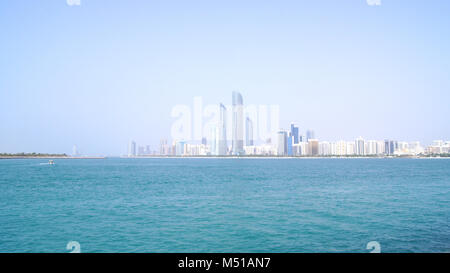 ABU DHABI, VEREINIGTE ARABISCHE EMIRATE - April 4th, 2014: Blick auf die Skyline von der Marina Mall Stockfoto