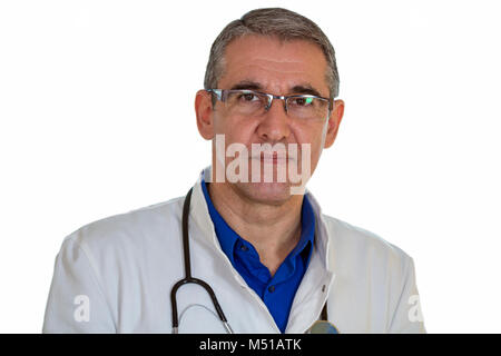 Im mittleren Alter Doktor mit Stethoskop Über weißen Hintergrund. Portrait von zuversichtlich Arzt mit Stethoskop suchen glücklich. Stockfoto