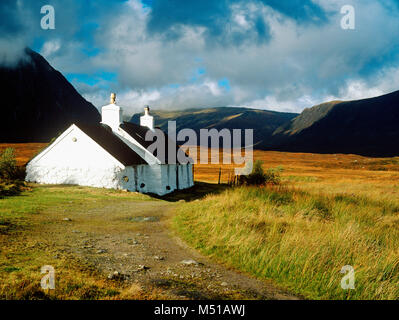 Blackrock Cottage, Glen Coe, Highland, Schottland (ein starker Kämpfer für die am meisten fotografierte Cottage in der Welt) Stockfoto