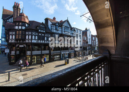 Stadt Chester, England. Malerische Ansicht von Chester's Zeilen, Geschäfte und Fußgänger an der Kreuzung der Bridge Street und das Eastgate Street. Stockfoto