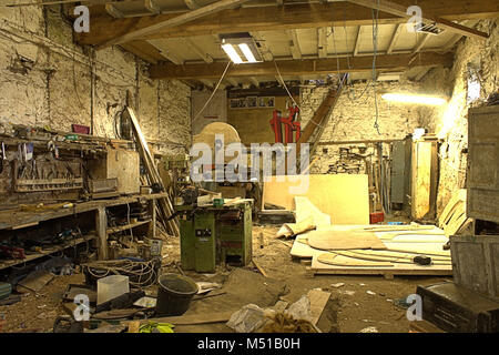 Das Innere eines altmodischen Schiffbauer Workshop, mit Tools und Vorlagen aus Holz verstreut herum. Stockfoto