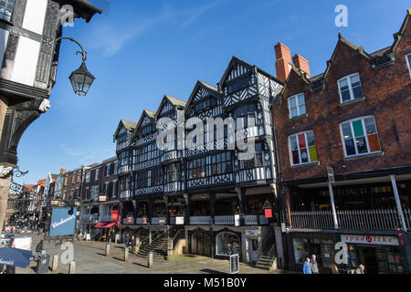 Stadt Chester, England. Malerische Aussicht auf die Fußgängerzone an der Bridge Street. Stockfoto