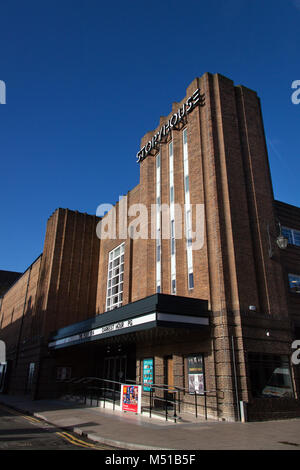 Stadt Chester, England. Malerische Ansicht des ehemaligen Kino Odeon Gebäude an der Kreuzung der Northgate Street und Hunter Street. Stockfoto