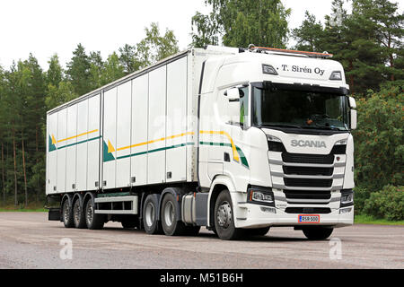 HYVINKAA, Finnland - 8 September, 2017: Weiße Next Generation Scania S 500 Auflieger von Kuljetuspalvelut Sirene auf Asphalt Hof geparkt. Stockfoto
