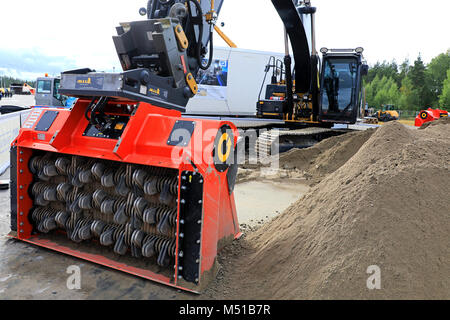 HYVINKAA, Finnland - 8 September, 2017: allu Transformator hydraulische Anlagen für eine Vielzahl von Material handling Anwendungen auf Cat 330 F trac montiert Stockfoto