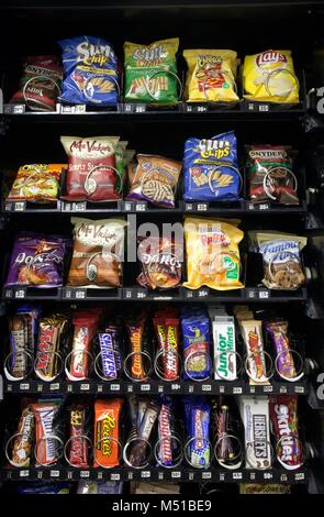 Automat mit Süßigkeiten und Snacks Stockfoto