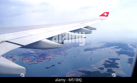 Singapur - Apr 1st, 2015: Blick von der Wolke, Landschaft, Inseln und Flugzeugflügel - durch Flugzeug Fenster sehen vor der Landung am Flughafen Singapur SIN Stockfoto