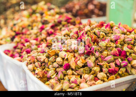 Nahaufnahme von Tee Rosenknospen auf einem Markt in Tel Aviv, Israel. Selektiver Fokus, Platz für Text Stockfoto