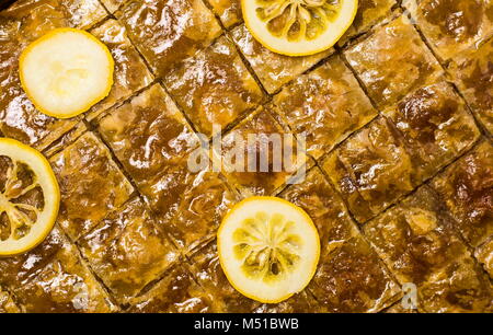 Ganze Baklava mit Zitrone auf die Textur muster Stockfoto