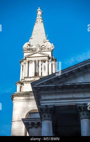 Historische, 18. Jahrhundert, St. George's, die Pfarrkirche von Bloomsbury (christlichen Glaubens), mit der abgestuften Turm. London WC1A, England, UK. Stockfoto