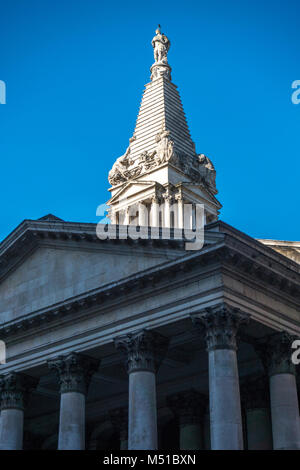 Historische, 18. Jahrhundert, St. George's, die Pfarrkirche von Bloomsbury (christlichen Glaubens), mit der abgestuften Turm. London WC1A, England, UK. Stockfoto