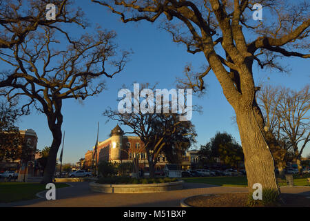 Das City Park und die Innenstadt bei Sonnenuntergang, Paso Robles CA Stockfoto