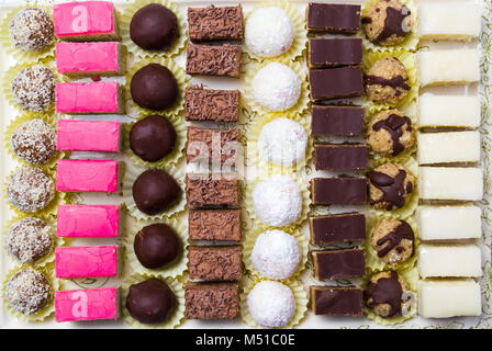 Verschiedene Süßigkeiten auf einem Teller serviert, oben Stockfoto