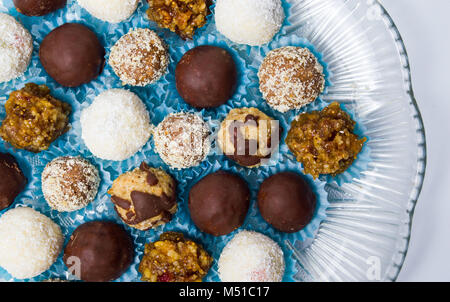 Hausgemachte Cookies in Pappbechern auf weißem Hintergrund der Ansicht von oben Stockfoto