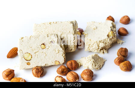 Haselnuss-Halva-Dessert-Scheiben auf weißem Hintergrund Stockfoto