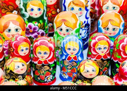 Samara, Russland - 18. Februar 2018: Russische traditionelle hölzerne Puppe - matrjoschka. Nesting Dolls sind die beliebtesten Souvenirs aus Russland Stockfoto